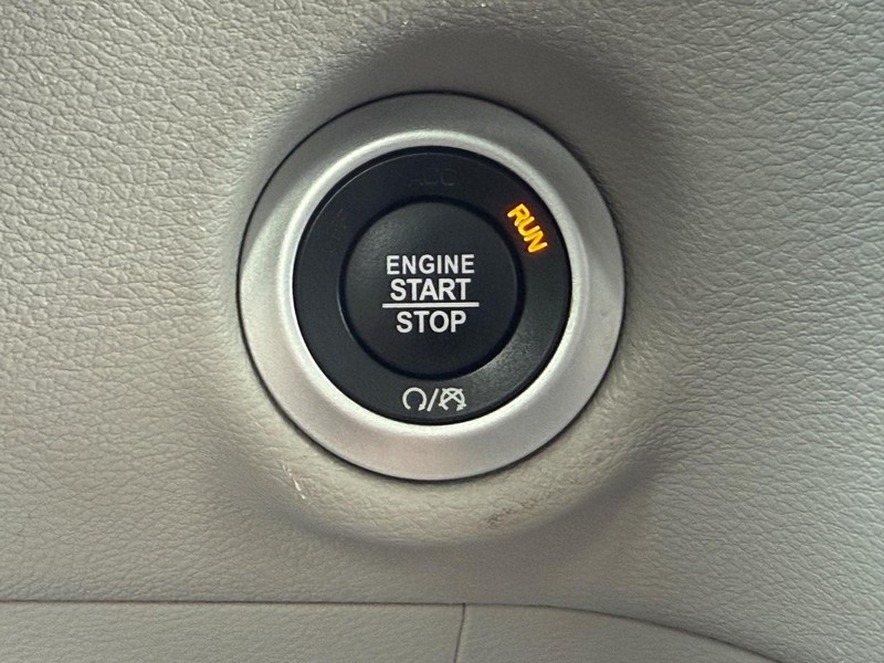 Chrysler Voyager Vehicle Full-screen Gallery Image 16