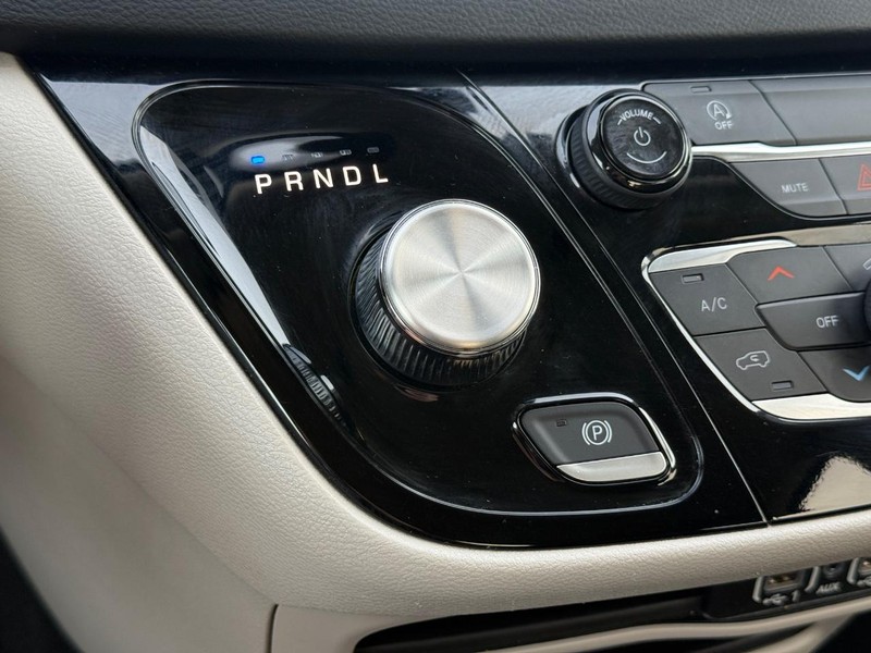 Chrysler Voyager Vehicle Full-screen Gallery Image 19