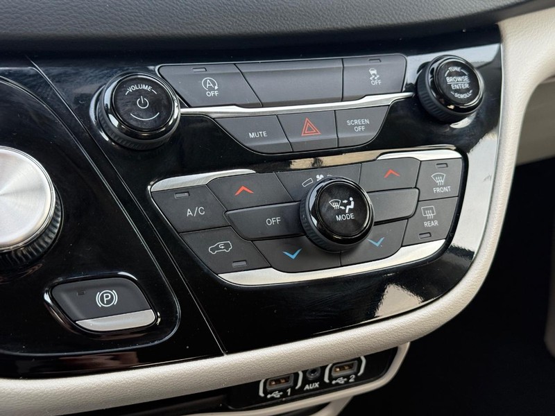 Chrysler Voyager Vehicle Full-screen Gallery Image 20