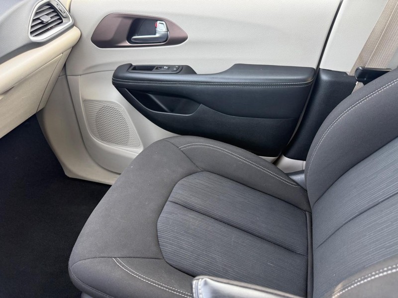 Chrysler Voyager Vehicle Full-screen Gallery Image 21