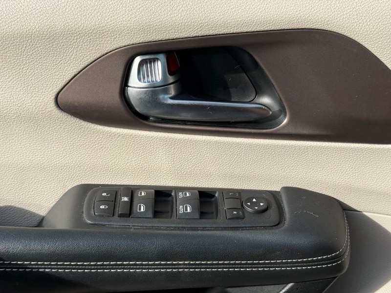 Chrysler Voyager Vehicle Full-screen Gallery Image 23