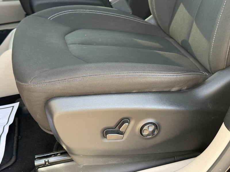 Chrysler Voyager Vehicle Full-screen Gallery Image 24