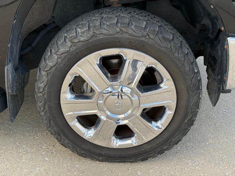 Toyota Tundra 4WD Vehicle Full-screen Gallery Image 8