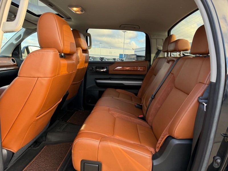 Toyota Tundra 4WD Vehicle Full-screen Gallery Image 11