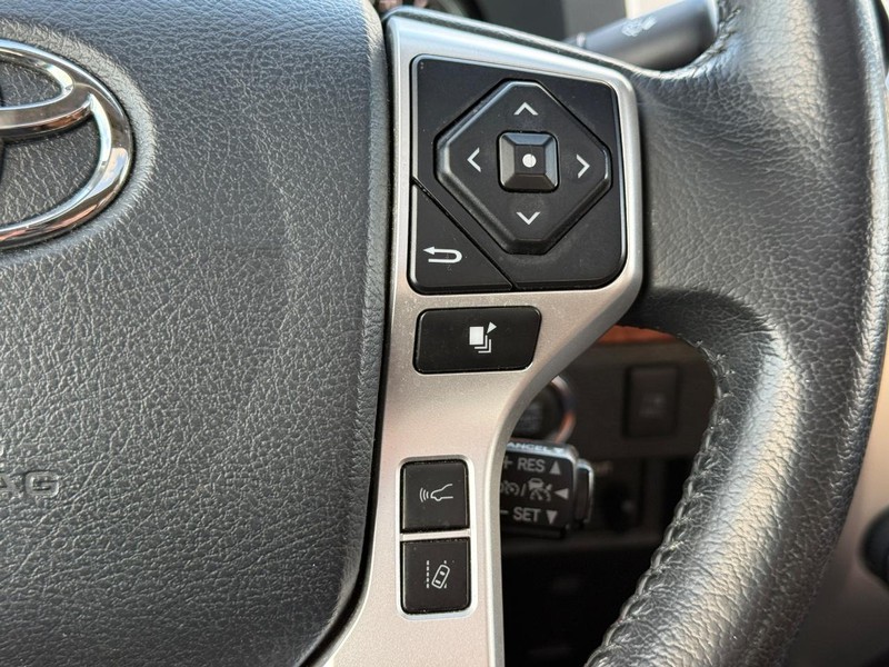 Toyota Tundra 4WD Vehicle Full-screen Gallery Image 16