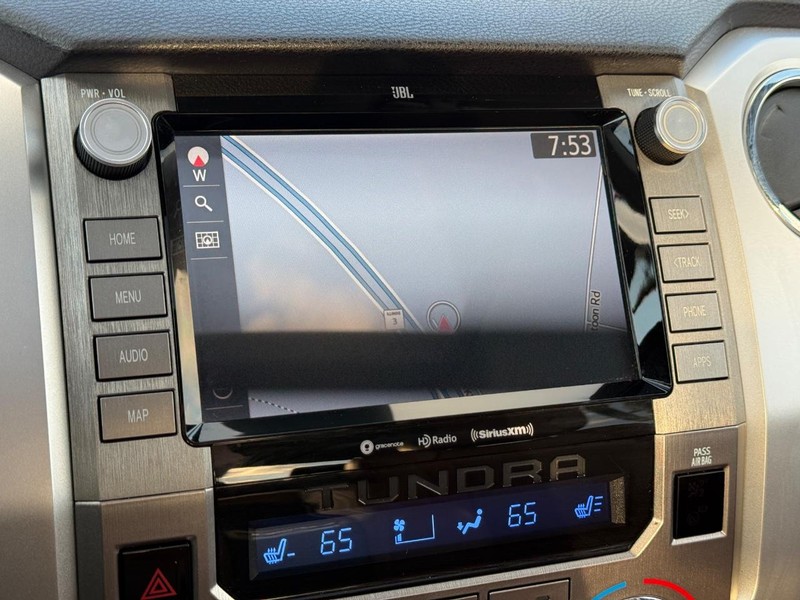 Toyota Tundra 4WD Vehicle Full-screen Gallery Image 18