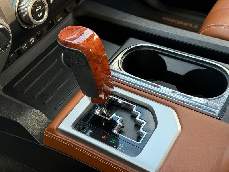 Toyota Tundra 4WD Vehicle Full-screen Gallery Image 22