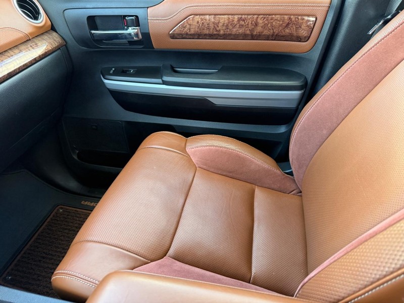 Toyota Tundra 4WD Vehicle Full-screen Gallery Image 23