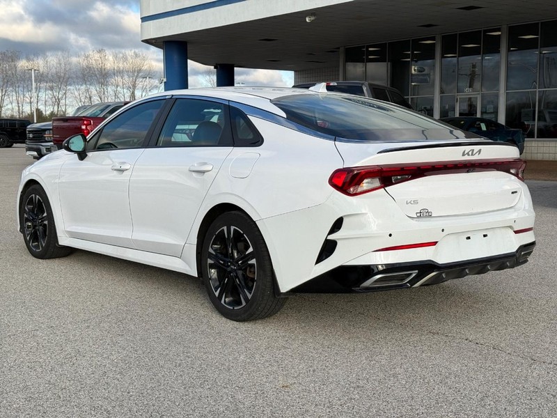 Kia K5 Vehicle Full-screen Gallery Image 3