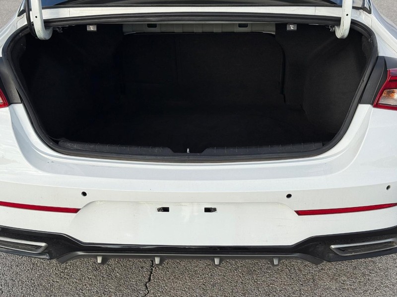 Kia K5 Vehicle Full-screen Gallery Image 6