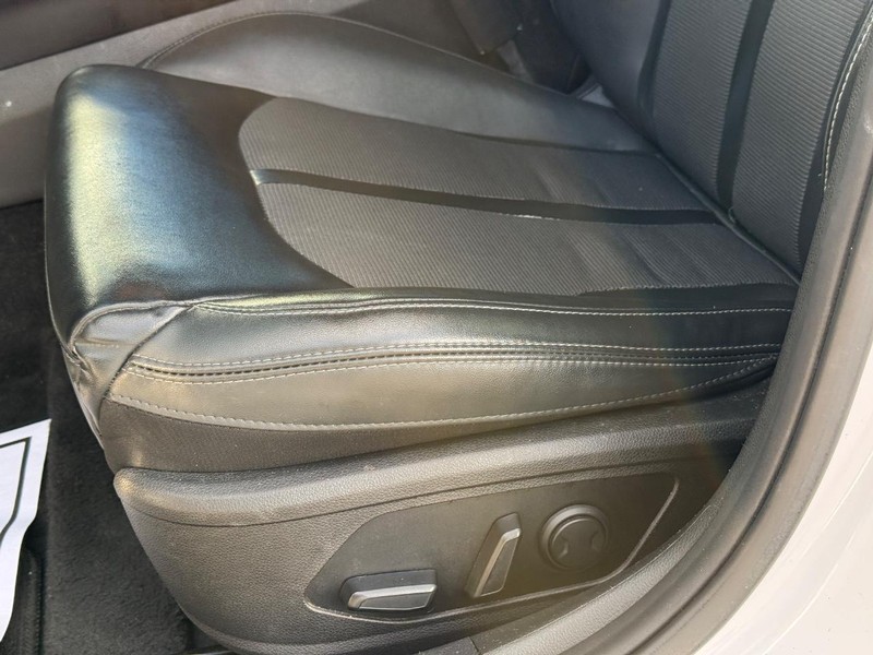 Kia K5 Vehicle Full-screen Gallery Image 25