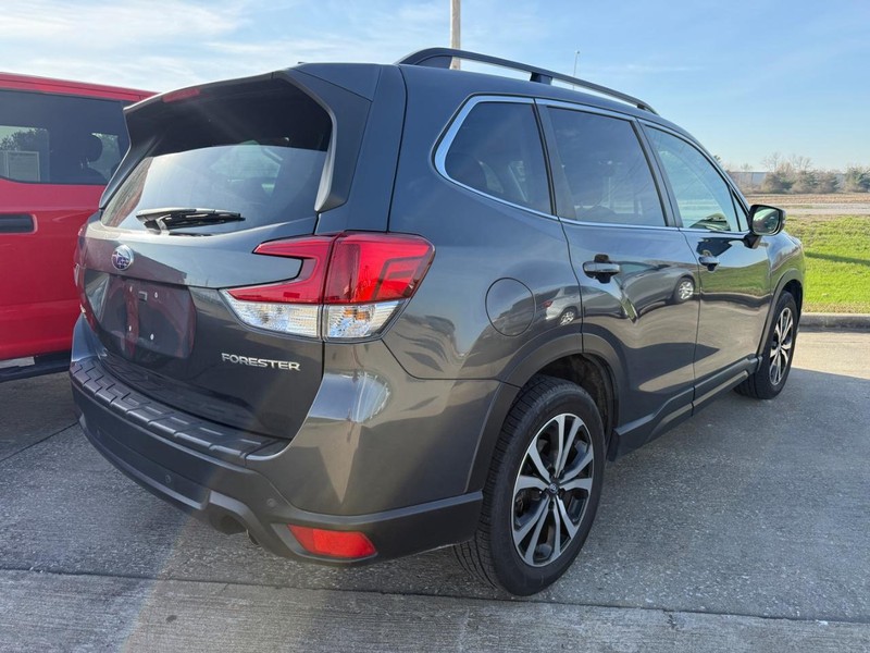 Subaru Forester Vehicle Full-screen Gallery Image 3