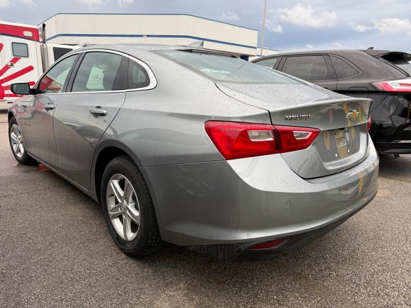 Chevrolet Malibu Vehicle Full-screen Gallery Image 2
