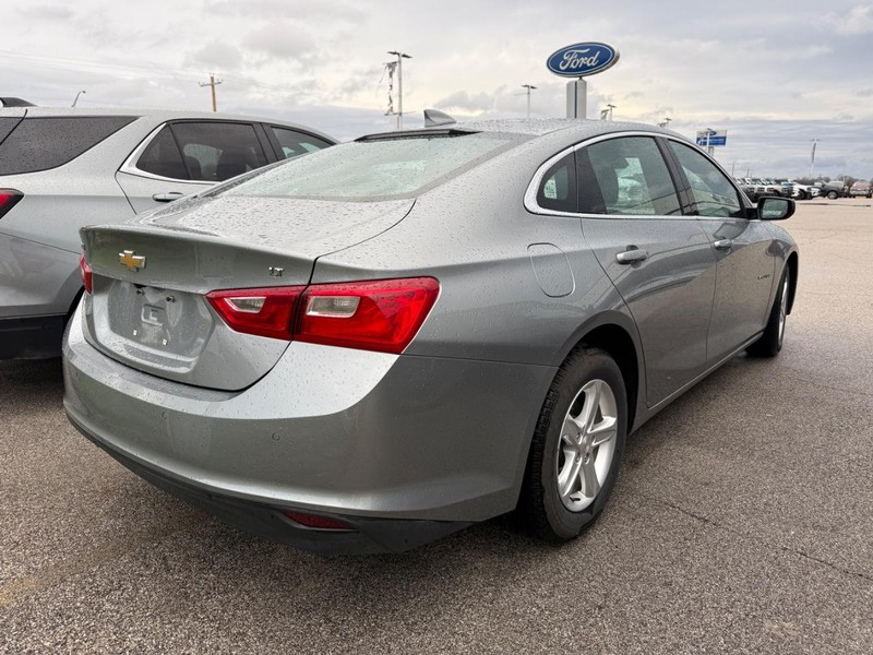 Chevrolet Malibu Vehicle Full-screen Gallery Image 3