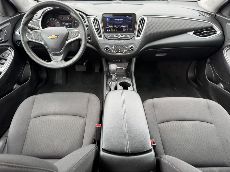 Chevrolet Malibu Vehicle Full-screen Gallery Image 11