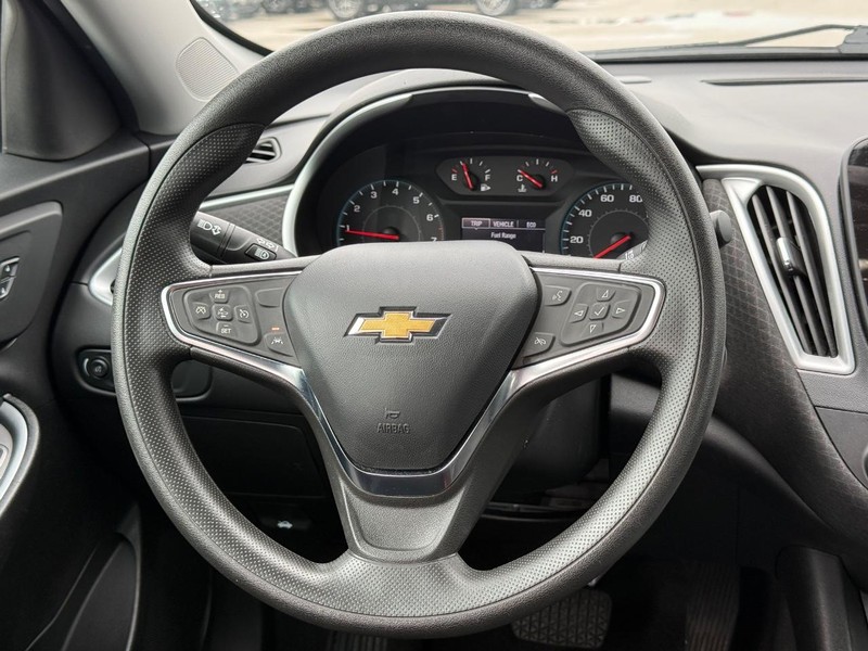 Chevrolet Malibu Vehicle Full-screen Gallery Image 12