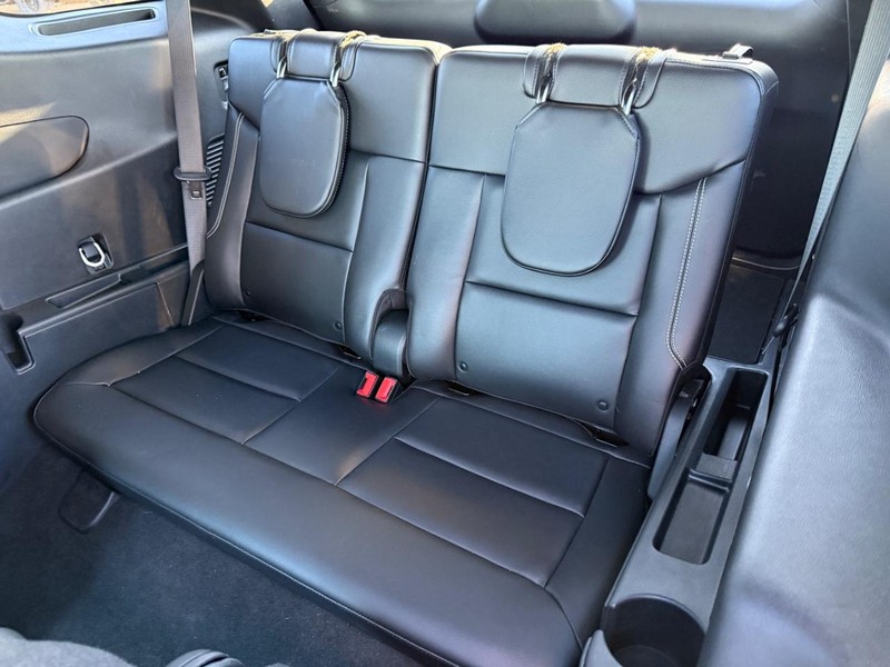 Ford Explorer Vehicle Full-screen Gallery Image 10