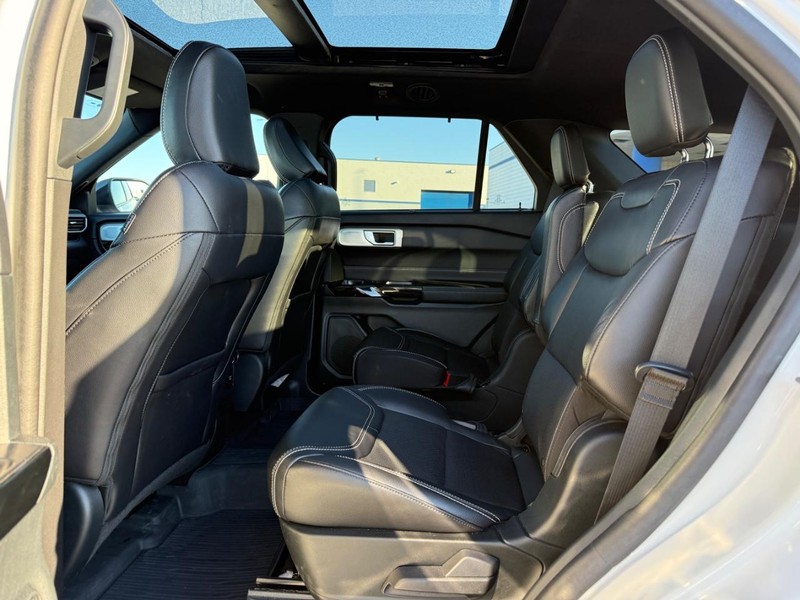Ford Explorer Vehicle Full-screen Gallery Image 11