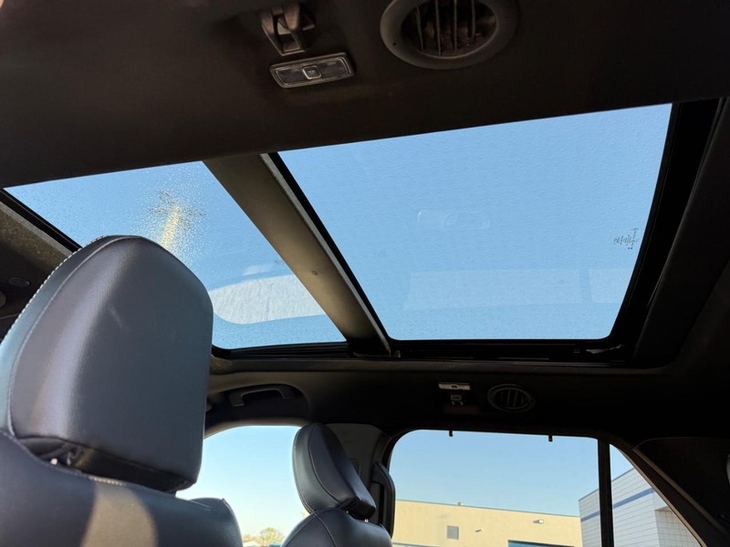 Ford Explorer Vehicle Full-screen Gallery Image 12