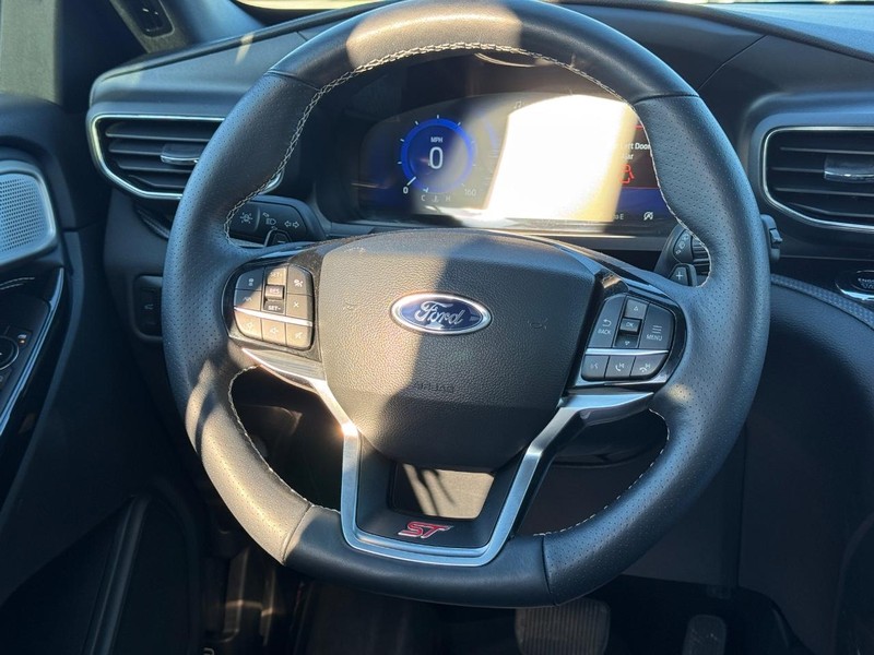 Ford Explorer Vehicle Full-screen Gallery Image 15