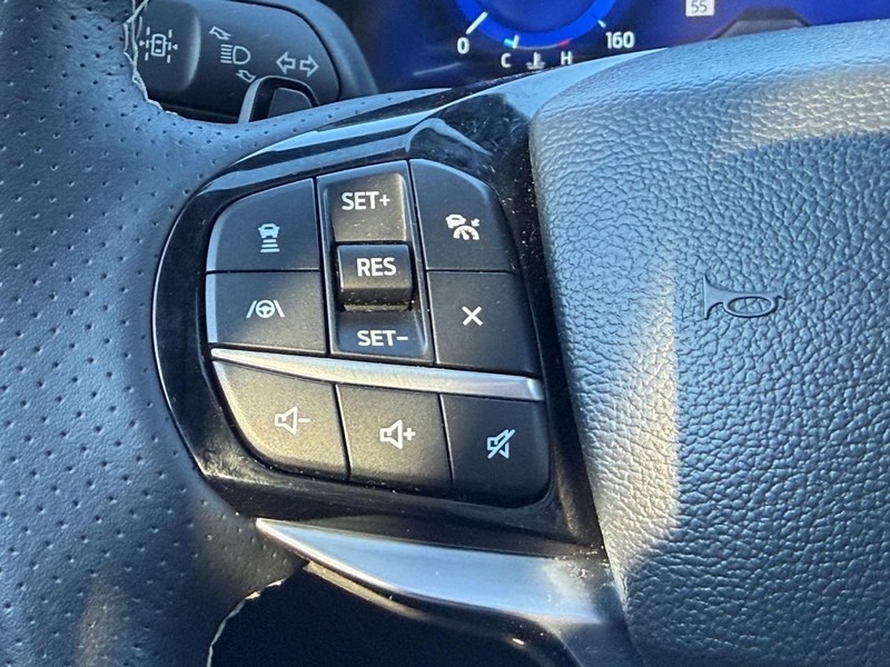 Ford Explorer Vehicle Full-screen Gallery Image 16
