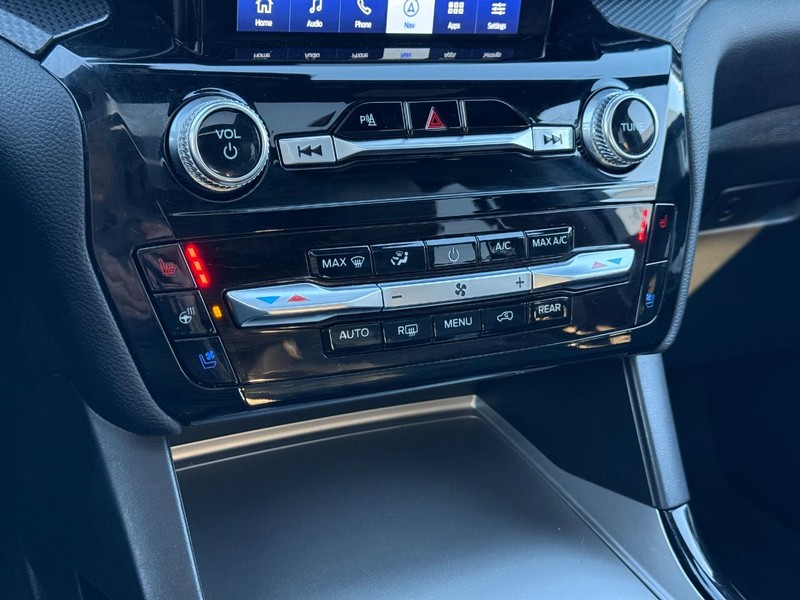 Ford Explorer Vehicle Full-screen Gallery Image 21