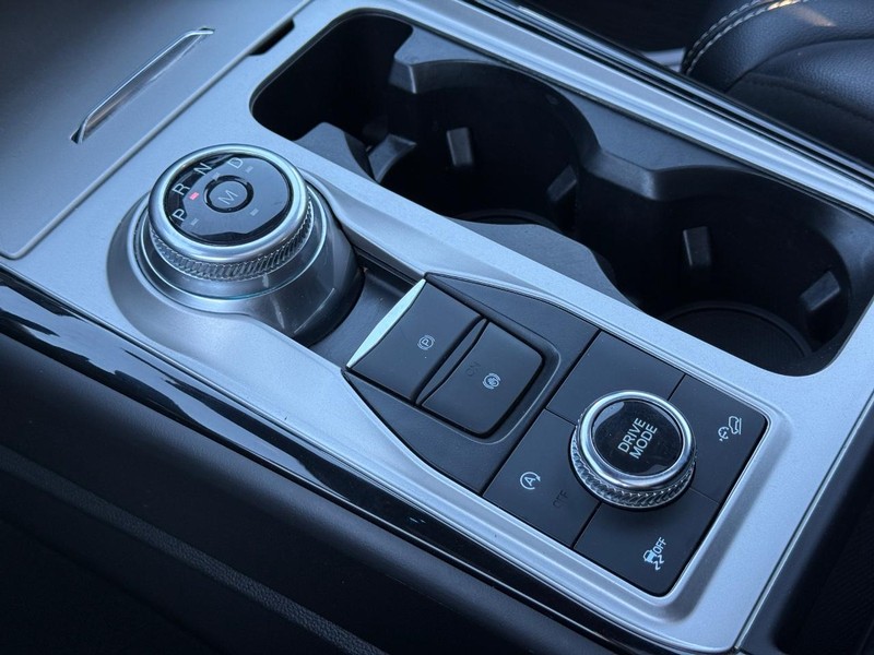 Ford Explorer Vehicle Full-screen Gallery Image 22