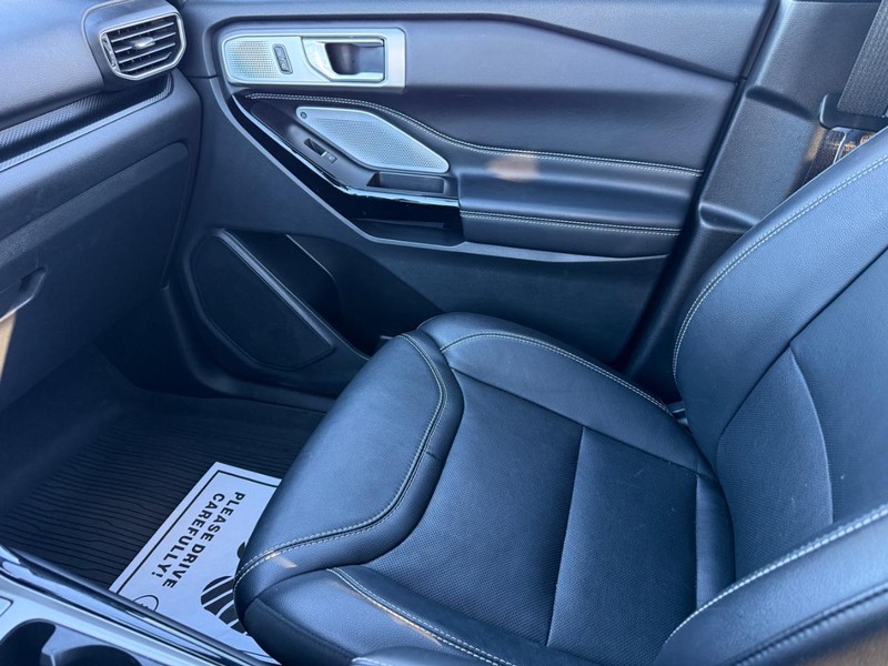 Ford Explorer Vehicle Full-screen Gallery Image 23