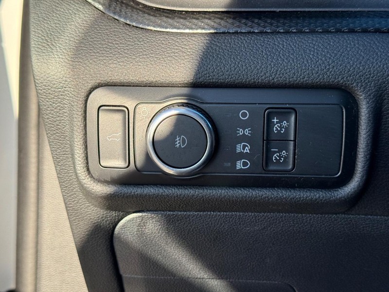 Ford Explorer Vehicle Full-screen Gallery Image 25