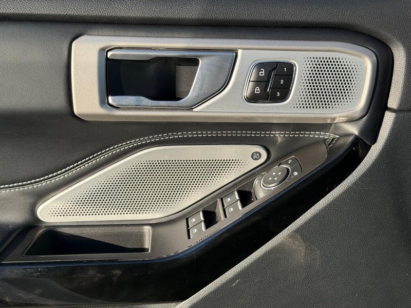 Ford Explorer Vehicle Full-screen Gallery Image 26