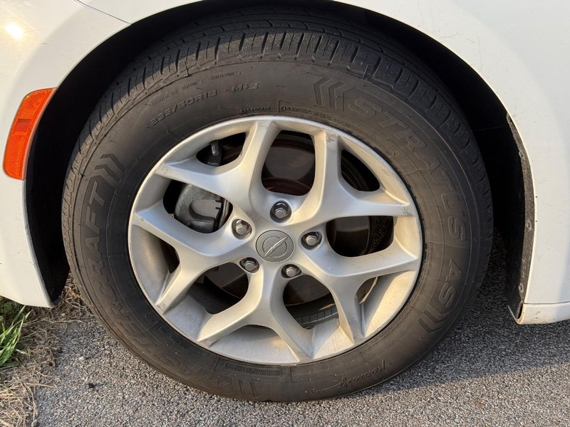 Chrysler Pacifica Vehicle Full-screen Gallery Image 2