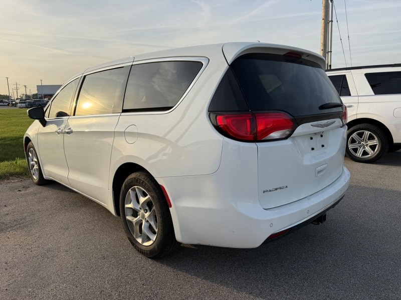 Chrysler Pacifica Vehicle Full-screen Gallery Image 3