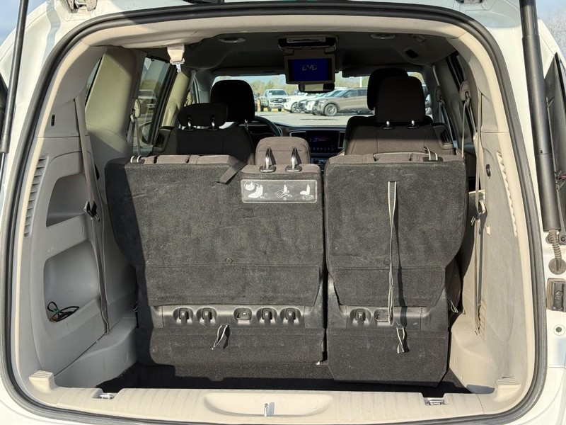 Chrysler Pacifica Vehicle Full-screen Gallery Image 06