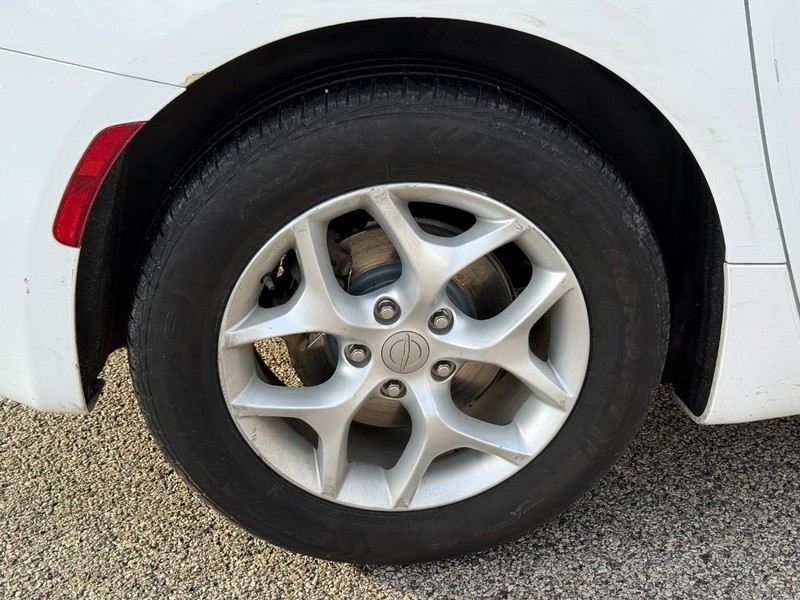 Chrysler Pacifica Vehicle Full-screen Gallery Image 07