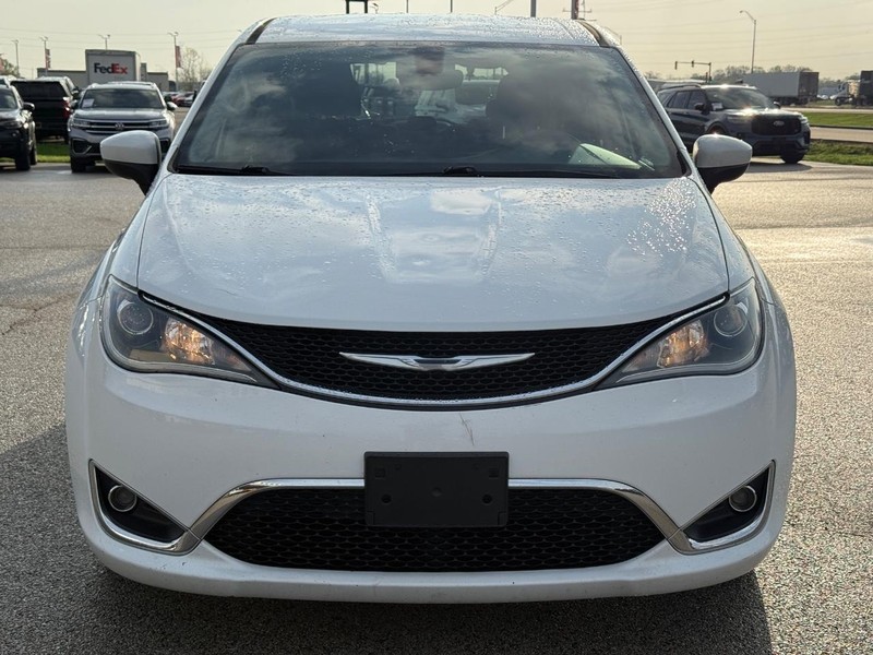 Chrysler Pacifica Vehicle Full-screen Gallery Image 09