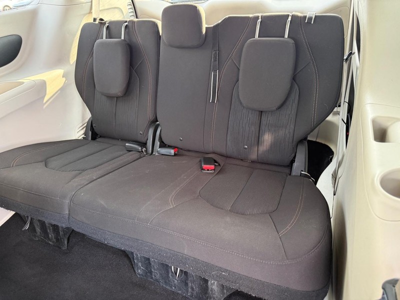 Chrysler Pacifica Vehicle Full-screen Gallery Image 10