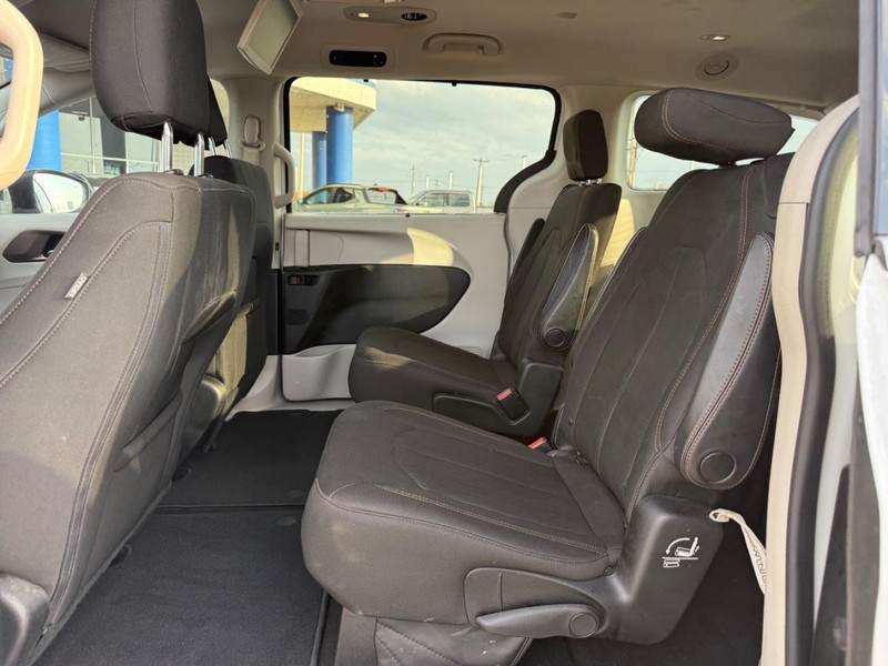 Chrysler Pacifica Vehicle Full-screen Gallery Image 11