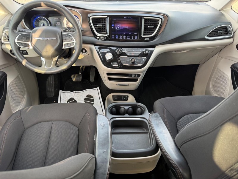 Chrysler Pacifica Vehicle Full-screen Gallery Image 13