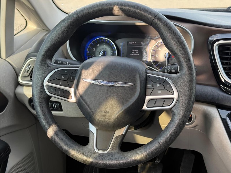 Chrysler Pacifica Vehicle Full-screen Gallery Image 14