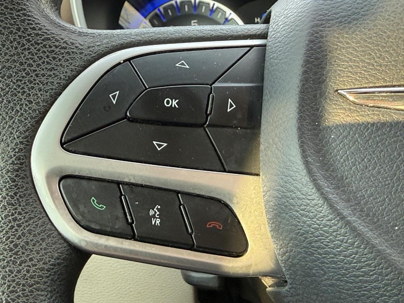 Chrysler Pacifica Vehicle Full-screen Gallery Image 15