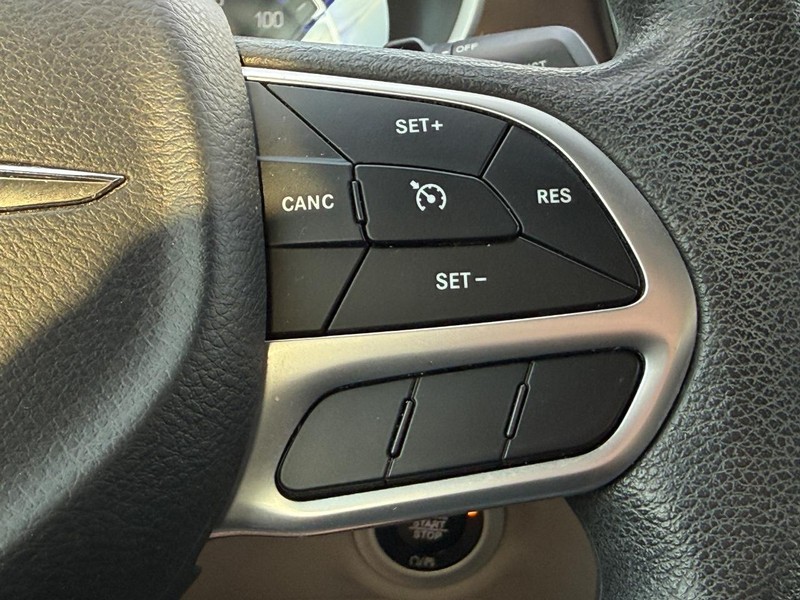 Chrysler Pacifica Vehicle Full-screen Gallery Image 16