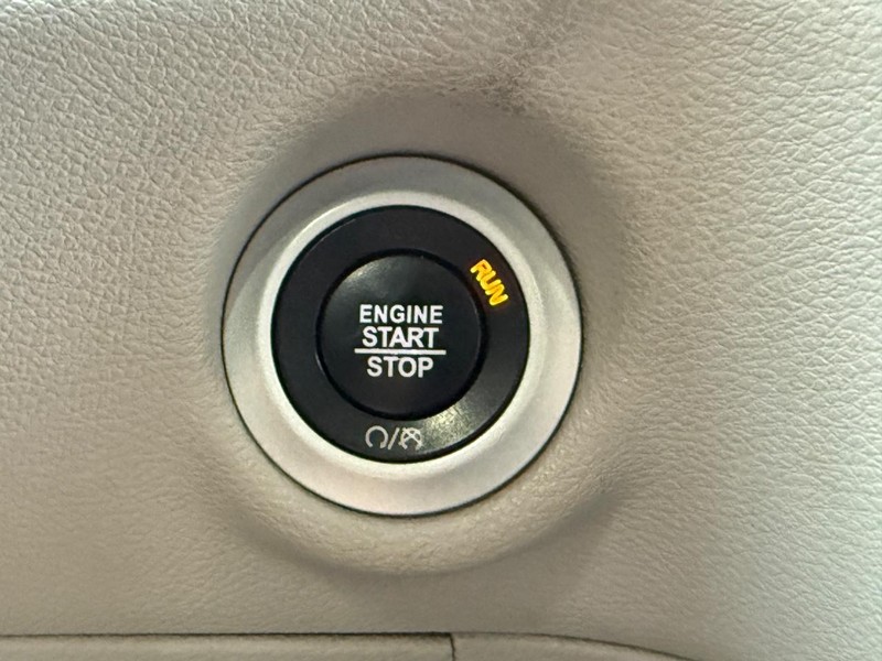 Chrysler Pacifica Vehicle Full-screen Gallery Image 17