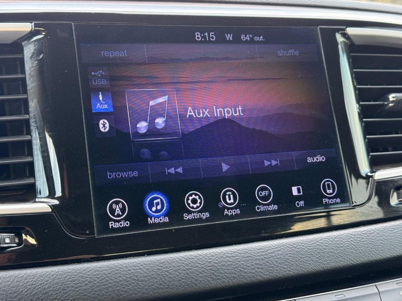 Chrysler Pacifica Vehicle Full-screen Gallery Image 18