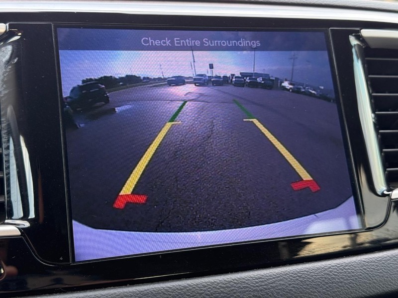 Chrysler Pacifica Vehicle Full-screen Gallery Image 19