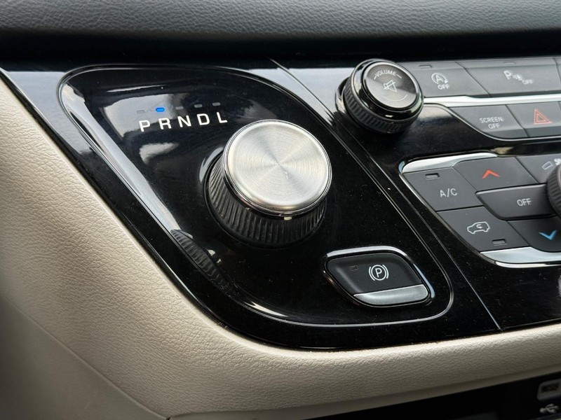 Chrysler Pacifica Vehicle Full-screen Gallery Image 20