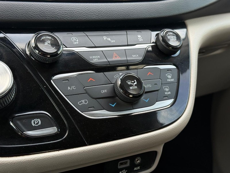 Chrysler Pacifica Vehicle Full-screen Gallery Image 21