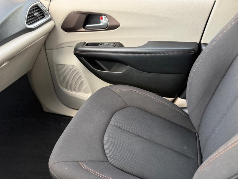 Chrysler Pacifica Vehicle Full-screen Gallery Image 22