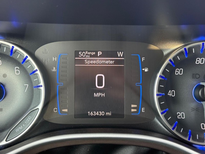 Chrysler Pacifica Vehicle Full-screen Gallery Image 23