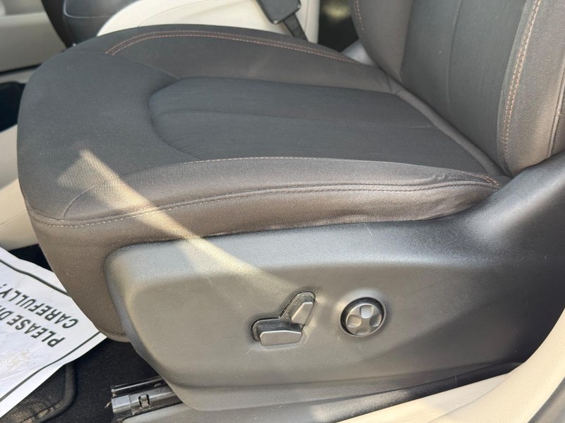 Chrysler Pacifica Vehicle Full-screen Gallery Image 25