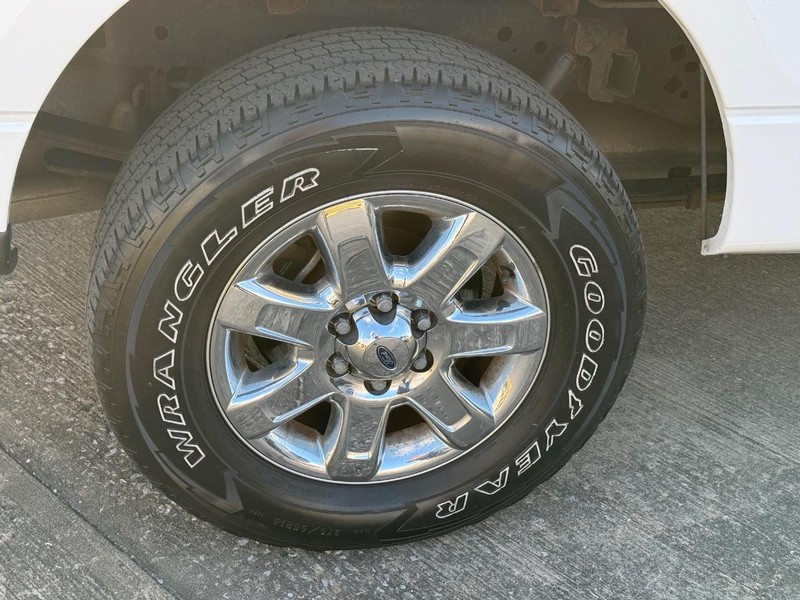 Ford F-150 Vehicle Full-screen Gallery Image 4